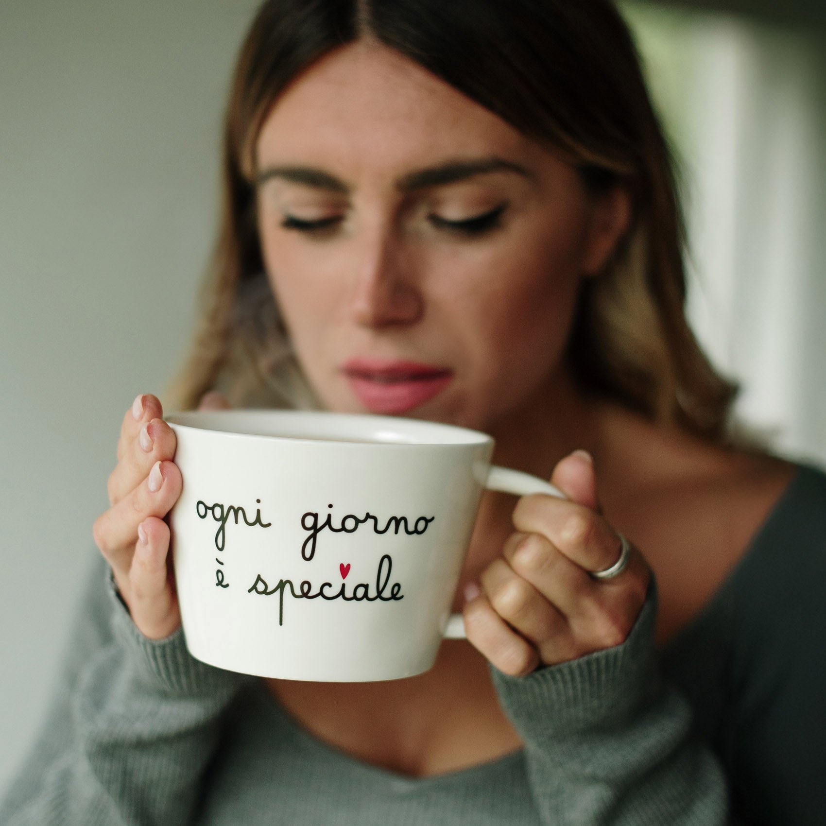 Tazza colazione Simple Day da 580 ml in grès con scritta Ogni giorno è speciale